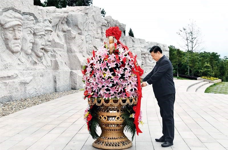 2021年4月25日至27日，中共中央總書記、國家主席、中央軍委主席習(xí)近平在廣西考察。這是25日上午，習(xí)近平在位于桂林市全州縣的紅軍長征湘江戰(zhàn)役紀(jì)念園，向湘江戰(zhàn)役紅軍烈士敬獻(xiàn)花籃。 新華社記者 謝環(huán)馳/攝